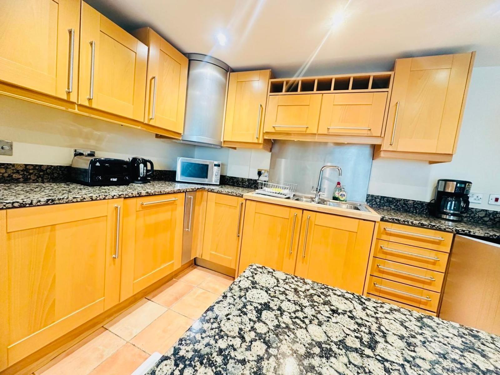 Modern 2Bed 2Bath Apartment Canary Wharf - Upto 5 Person Лондон Екстер'єр фото