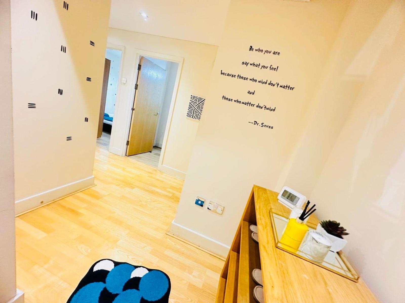Modern 2Bed 2Bath Apartment Canary Wharf - Upto 5 Person Лондон Екстер'єр фото
