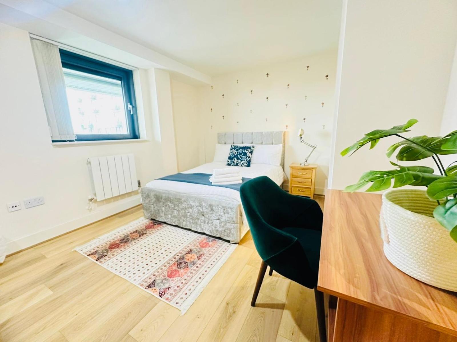 Modern 2Bed 2Bath Apartment Canary Wharf - Upto 5 Person Лондон Екстер'єр фото