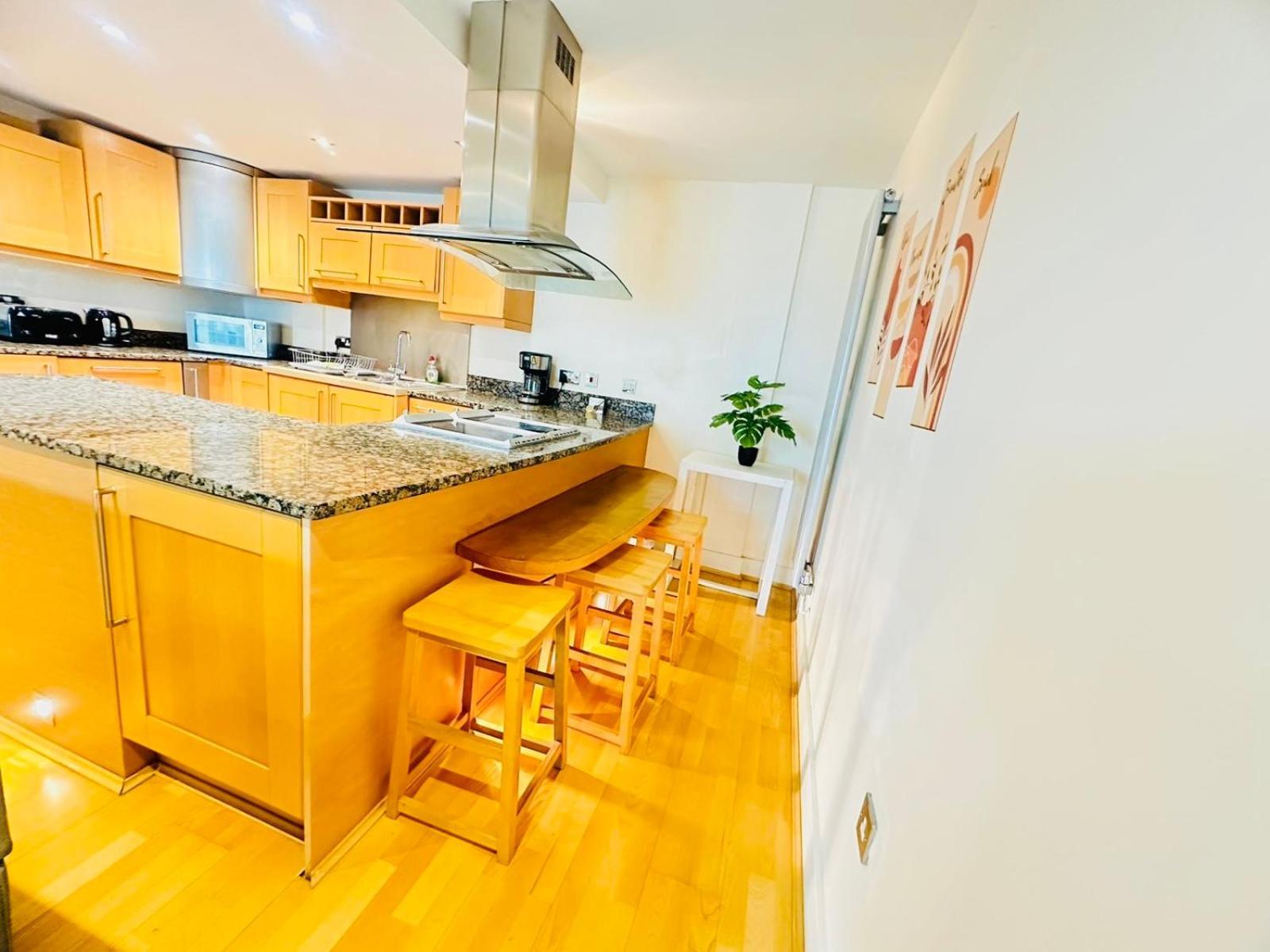 Modern 2Bed 2Bath Apartment Canary Wharf - Upto 5 Person Лондон Екстер'єр фото