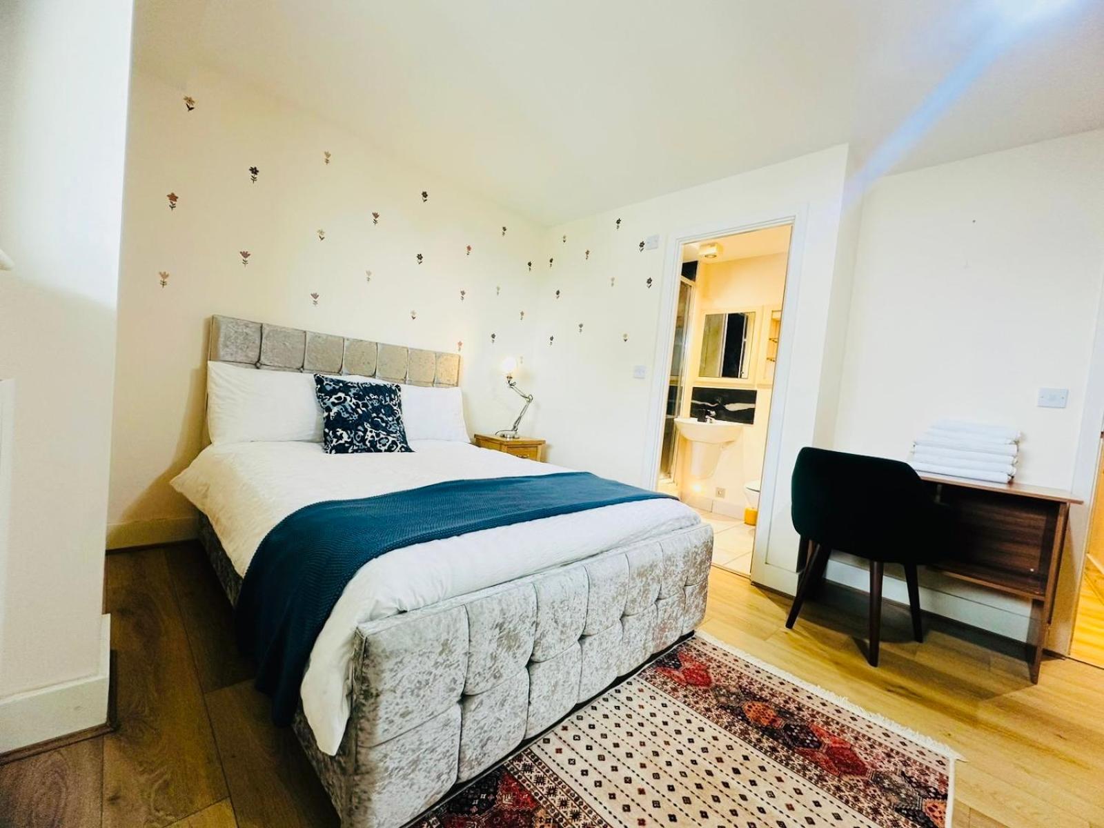 Modern 2Bed 2Bath Apartment Canary Wharf - Upto 5 Person Лондон Екстер'єр фото