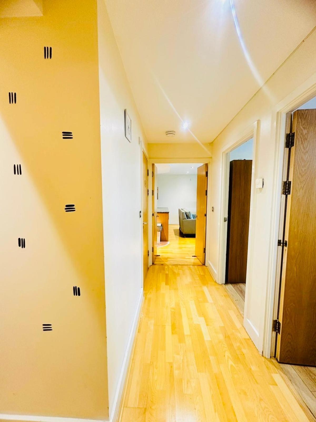 Modern 2Bed 2Bath Apartment Canary Wharf - Upto 5 Person Лондон Екстер'єр фото