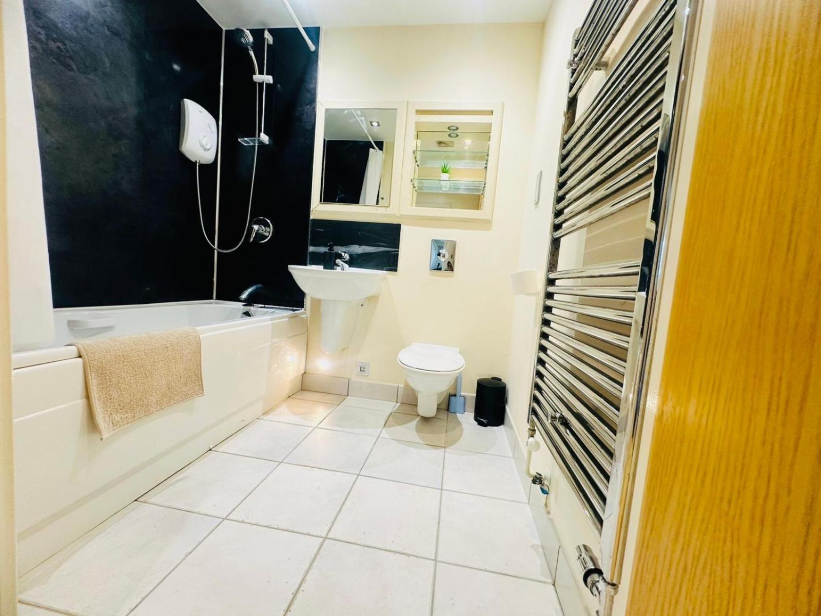 Modern 2Bed 2Bath Apartment Canary Wharf - Upto 5 Person Лондон Екстер'єр фото