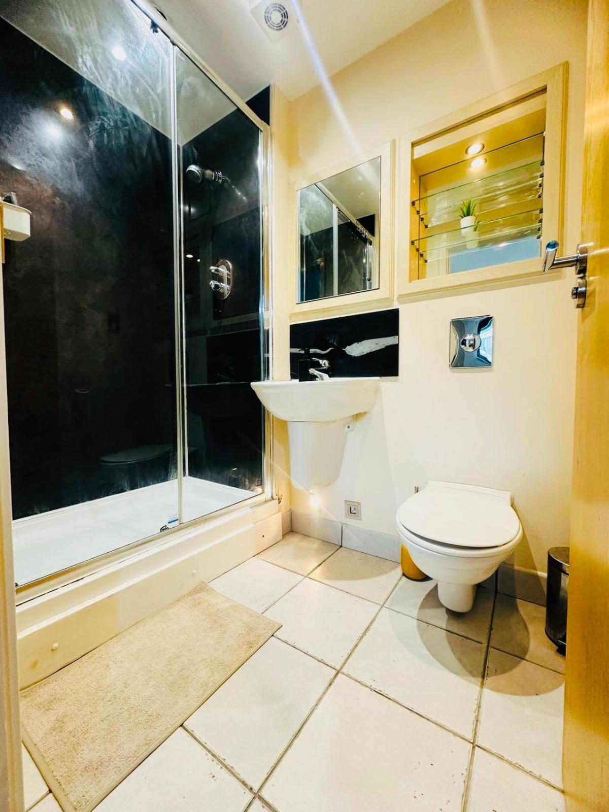 Modern 2Bed 2Bath Apartment Canary Wharf - Upto 5 Person Лондон Екстер'єр фото