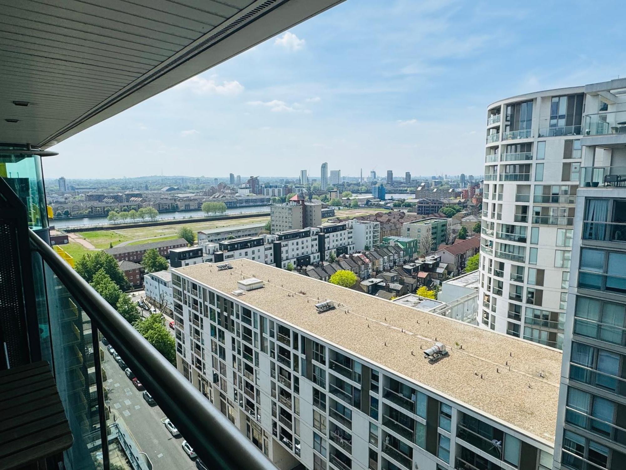 Modern 2Bed 2Bath Apartment Canary Wharf - Upto 5 Person Лондон Екстер'єр фото
