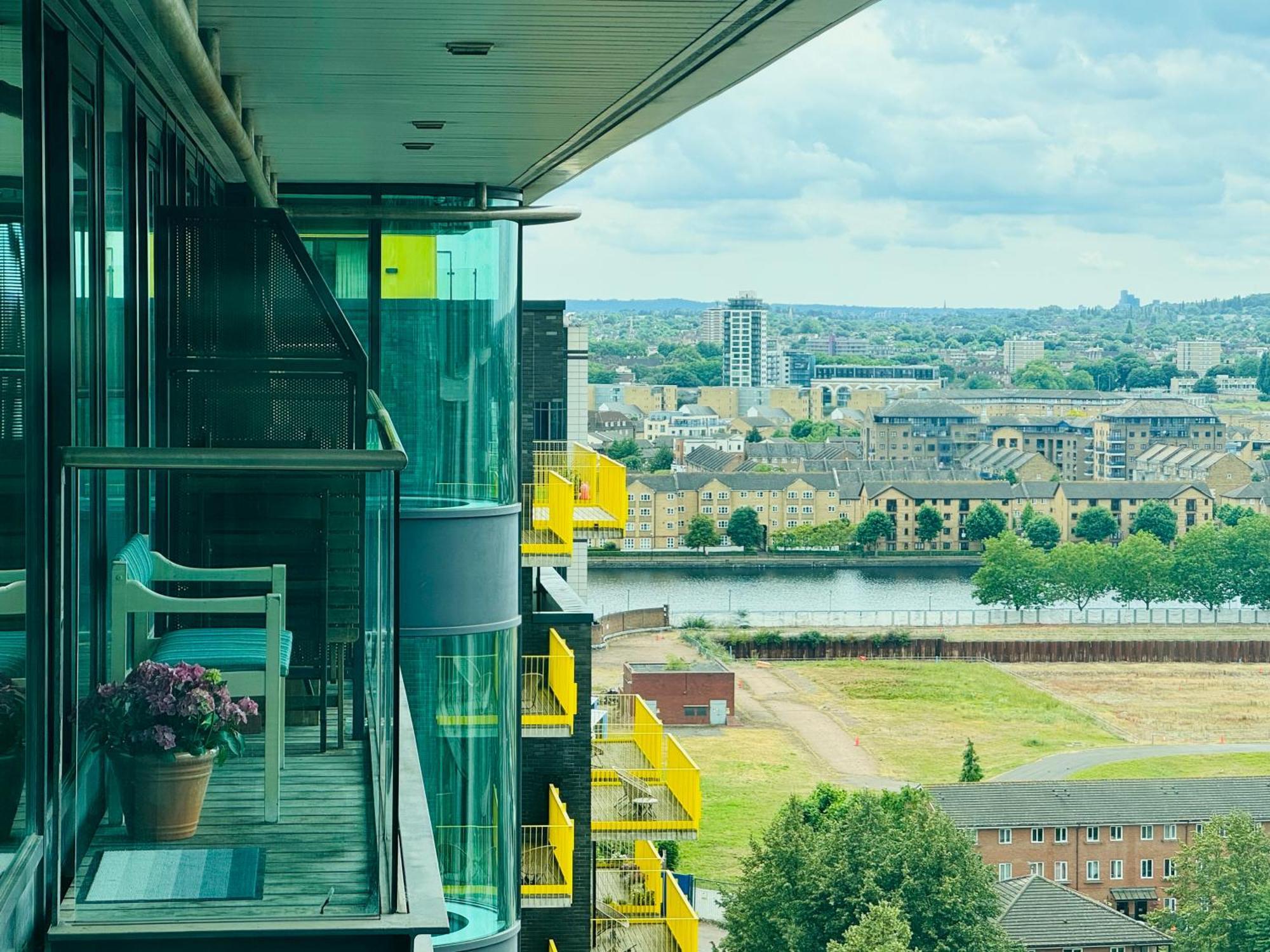 Modern 2Bed 2Bath Apartment Canary Wharf - Upto 5 Person Лондон Екстер'єр фото