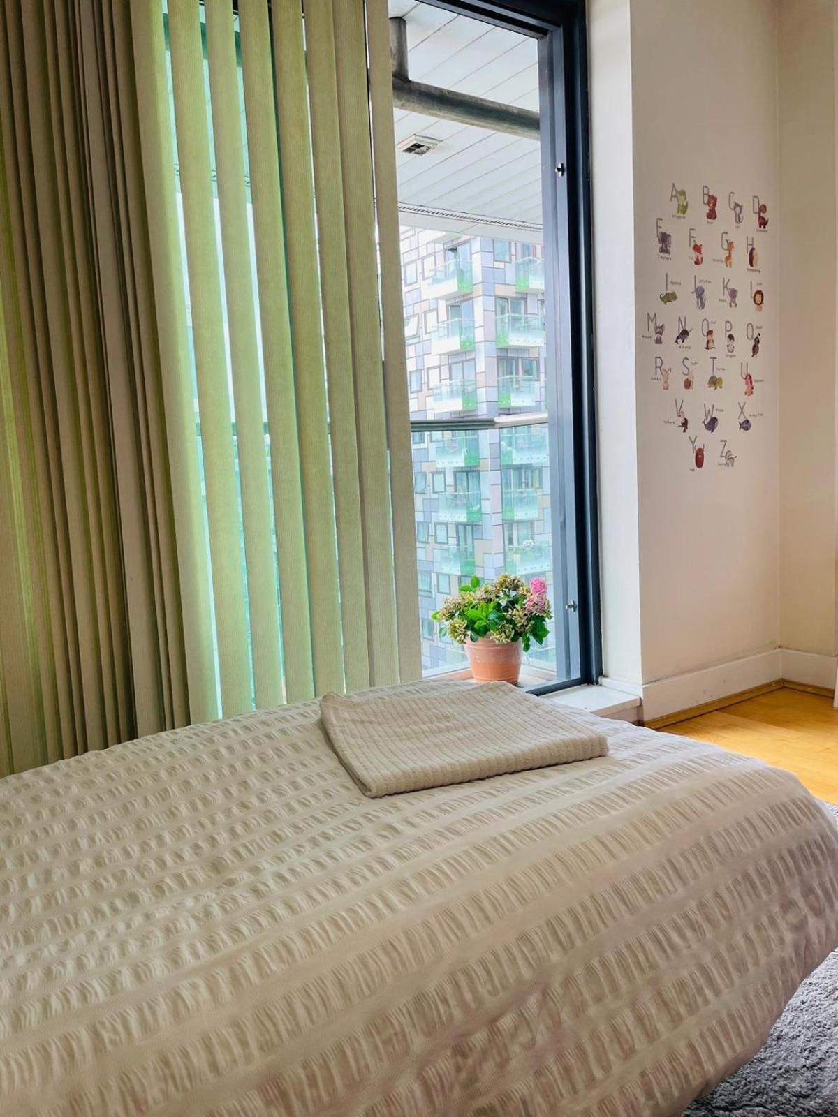 Modern 2Bed 2Bath Apartment Canary Wharf - Upto 5 Person Лондон Екстер'єр фото