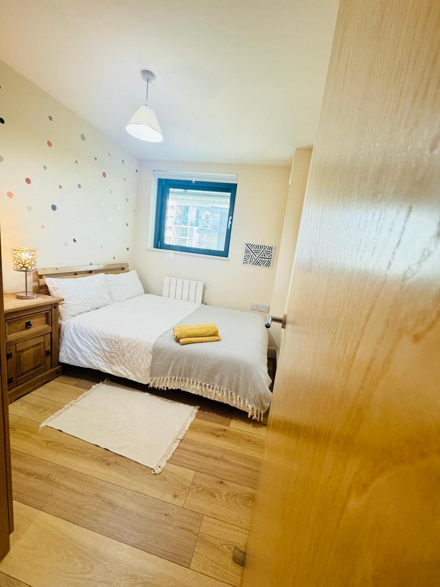 Modern 2Bed 2Bath Apartment Canary Wharf - Upto 5 Person Лондон Екстер'єр фото